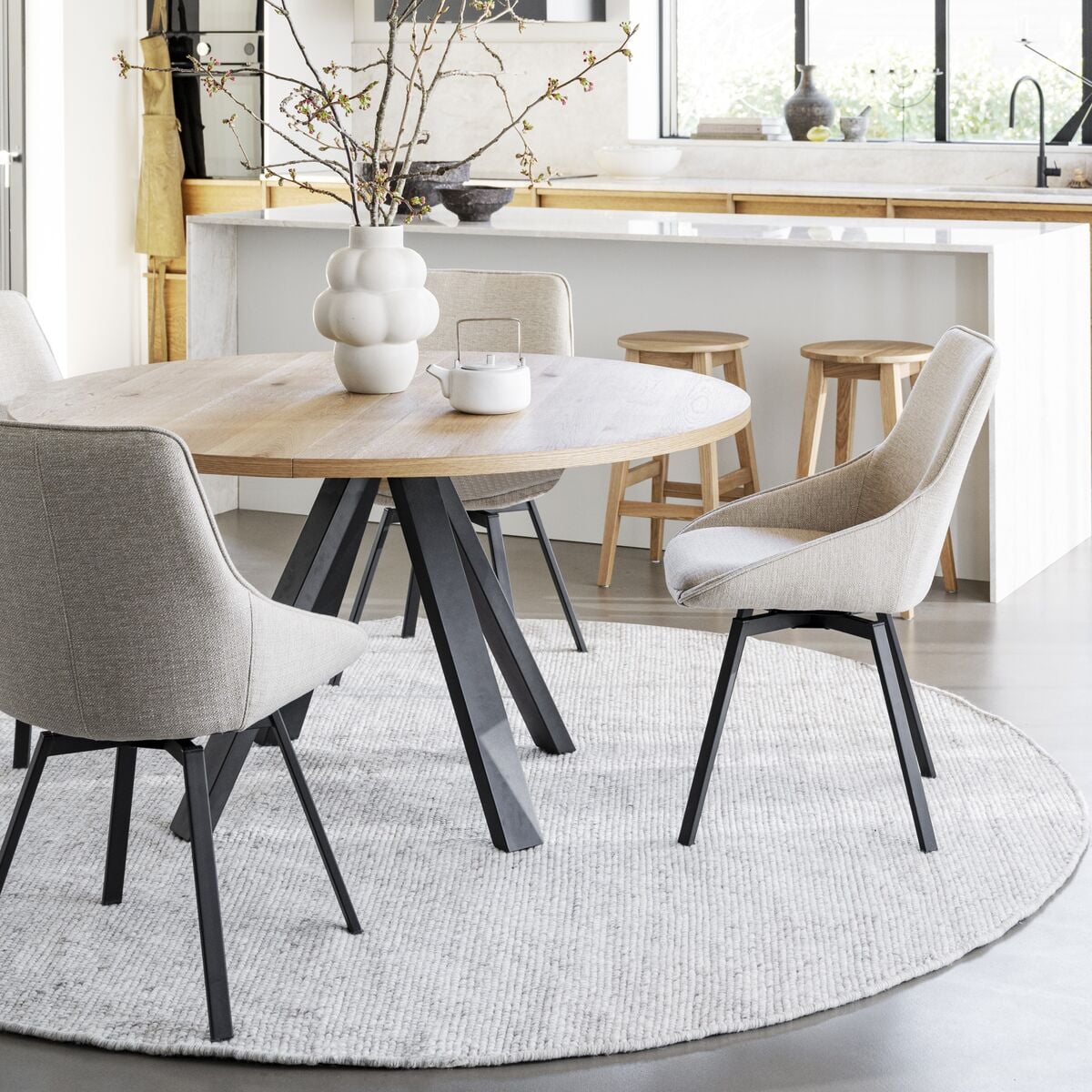 Rowico Home Maddock Ø 135 cm tammi/mustat metallijalat